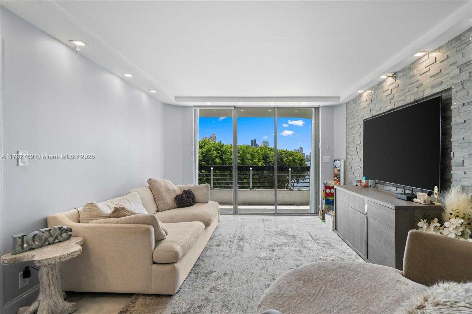 Small Image of 3530 MYSTIC POINTE DR #411, Aventura Number 7