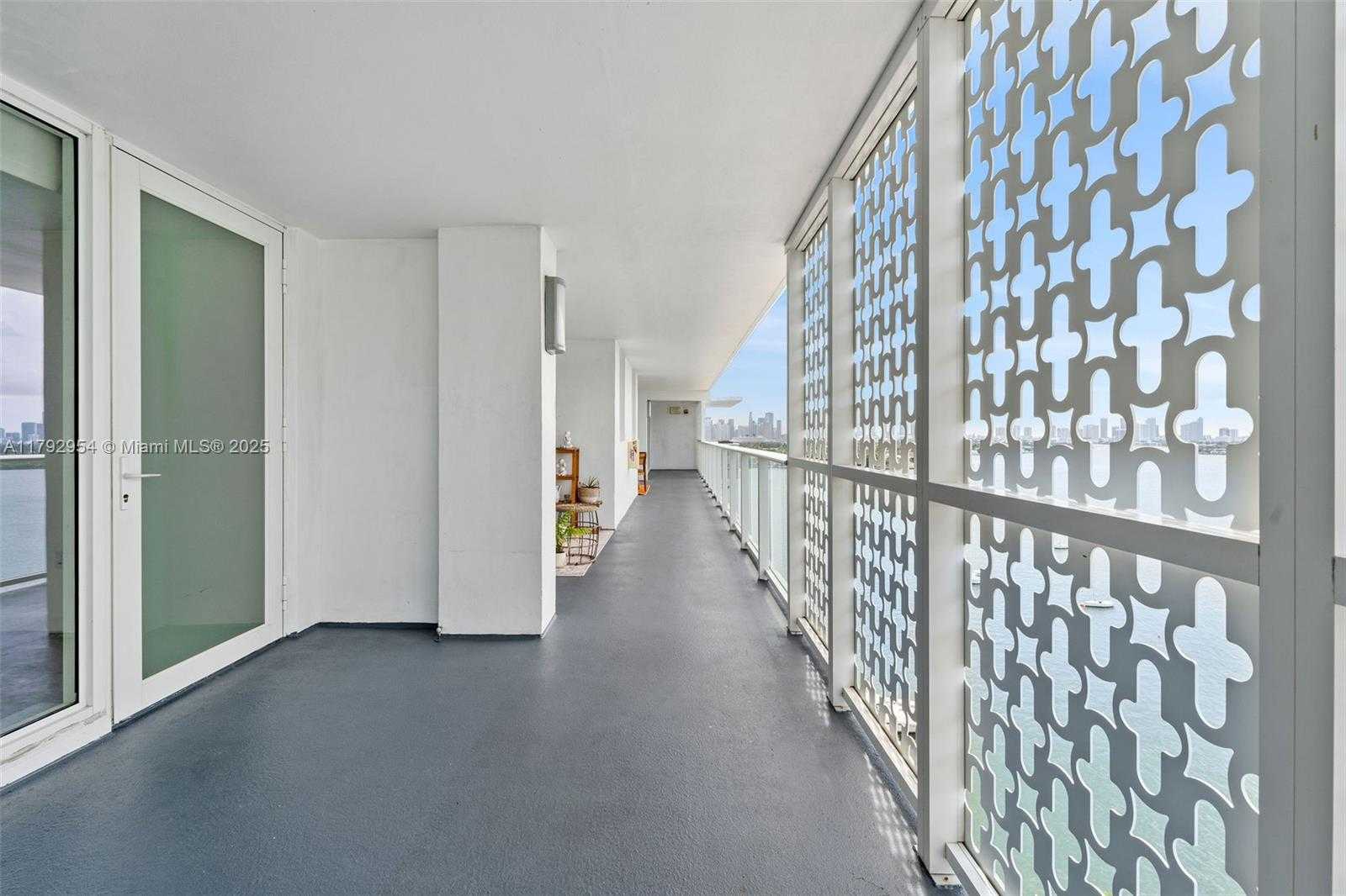 Small Image of 910 West Ave, Miami Beach, FL 33139, USA Number 12