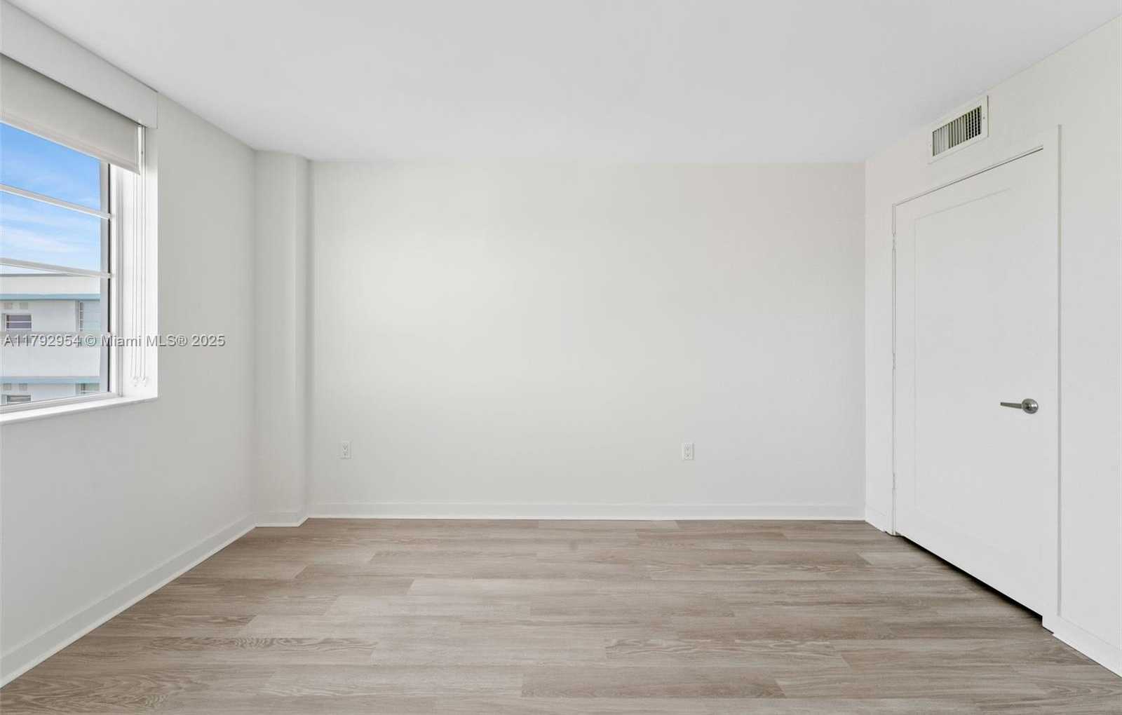 Small Image of 910 West Ave, Miami Beach, FL 33139, USA Number 24