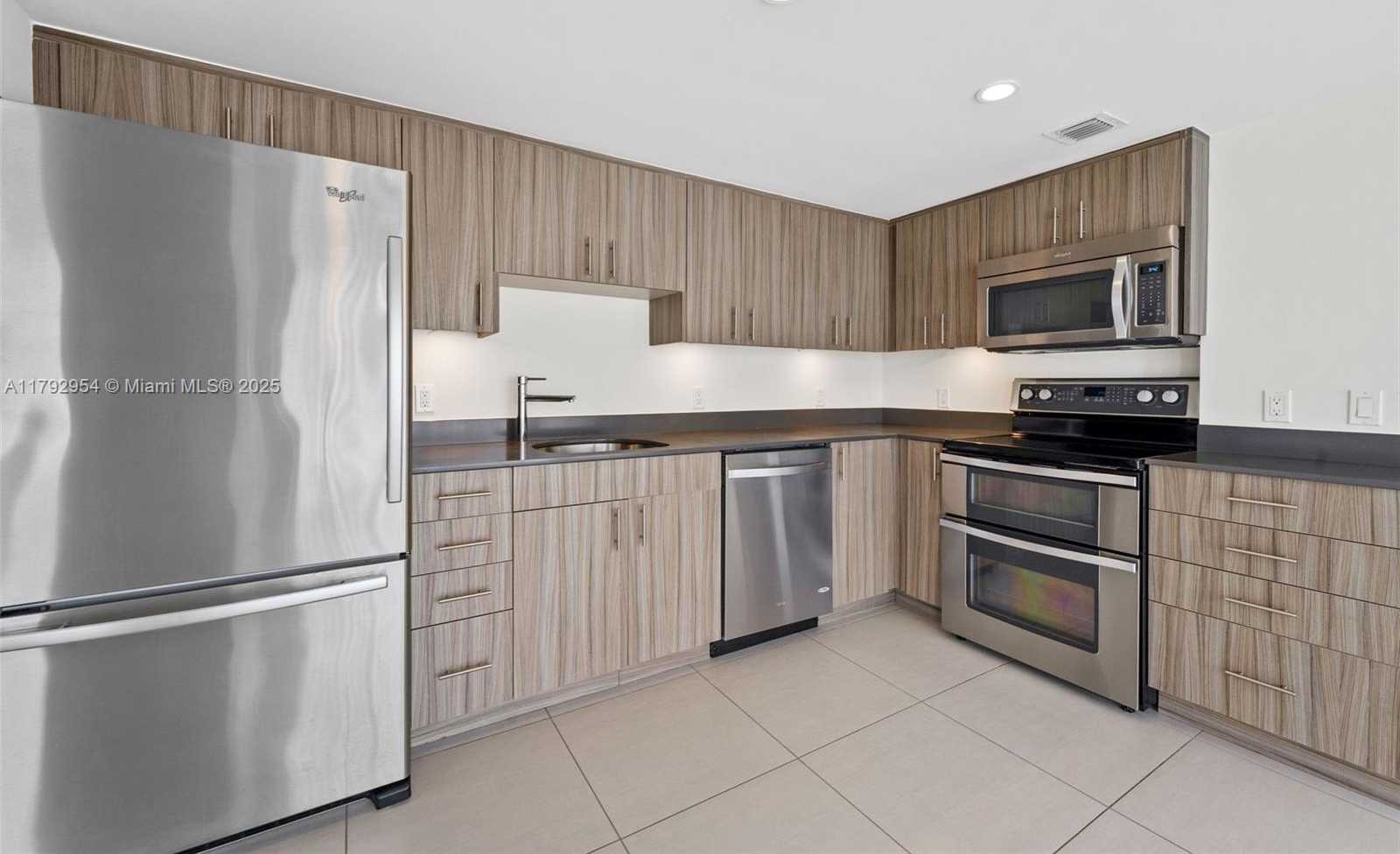 Small Image of 910 West Ave, Miami Beach, FL 33139, USA Number 3