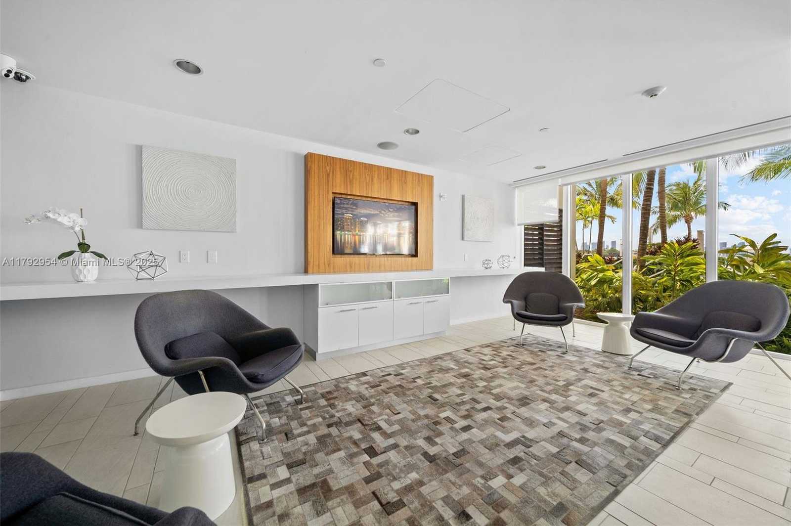 Small Image of 910 West Ave, Miami Beach, FL 33139, USA Number 35