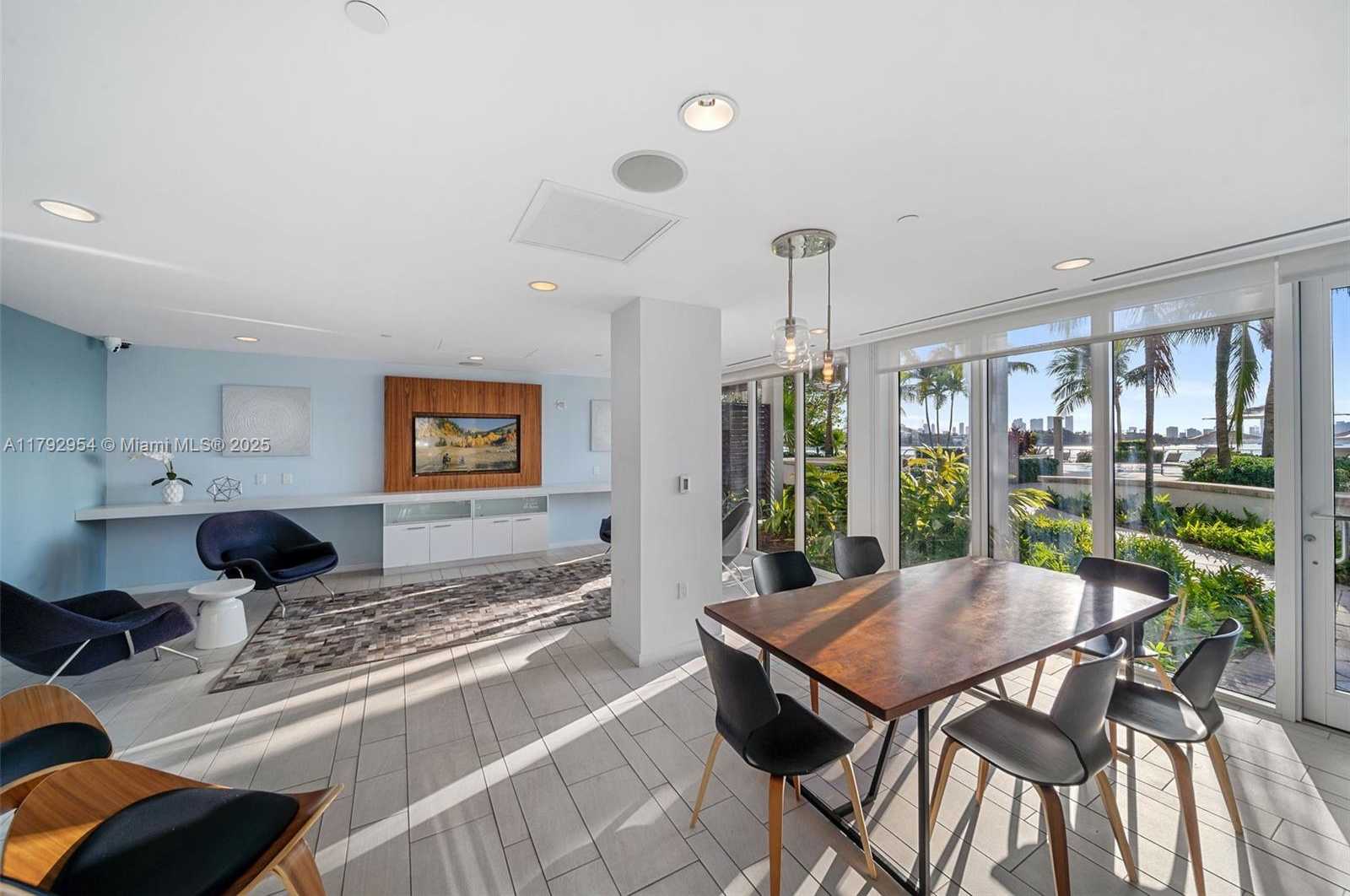 Small Image of 910 West Ave, Miami Beach, FL 33139, USA Number 36