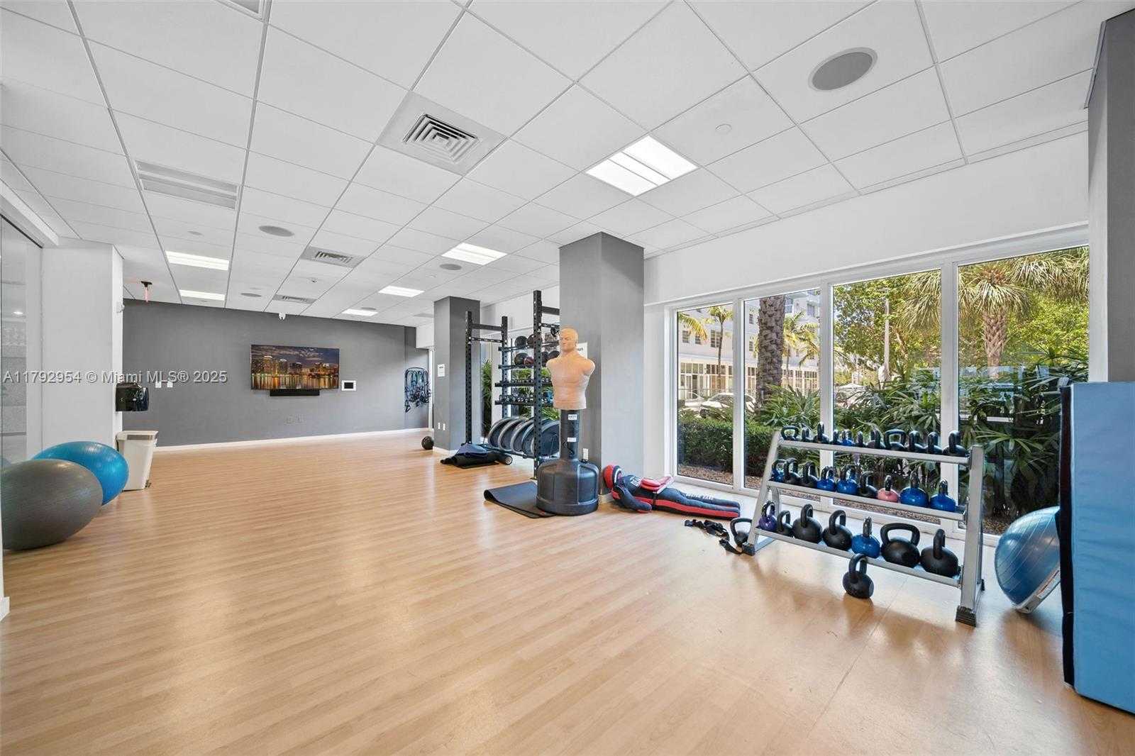 Small Image of 910 West Ave, Miami Beach, FL 33139, USA Number 39