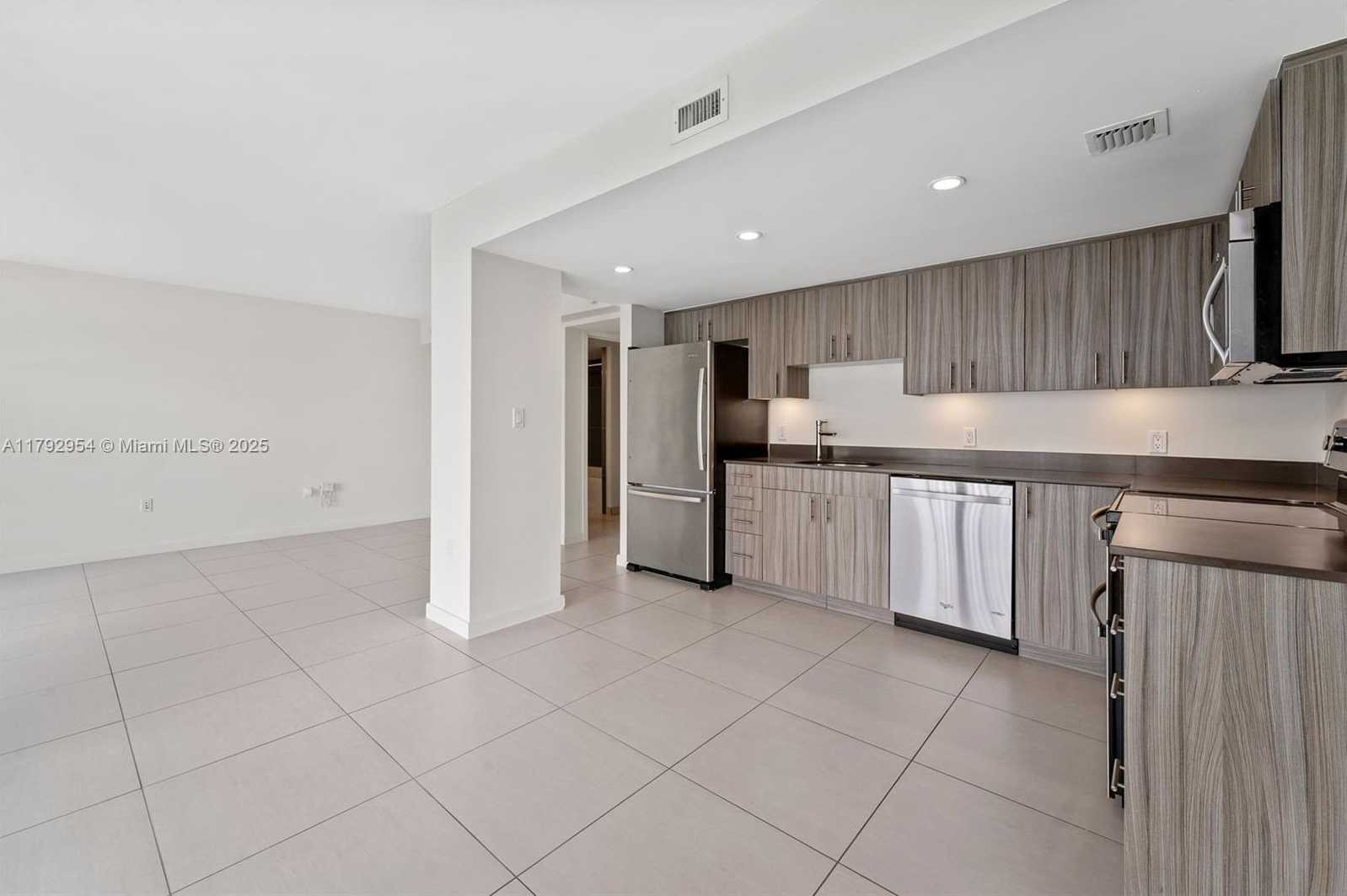 Small Image of 910 West Ave, Miami Beach, FL 33139, USA Number 4