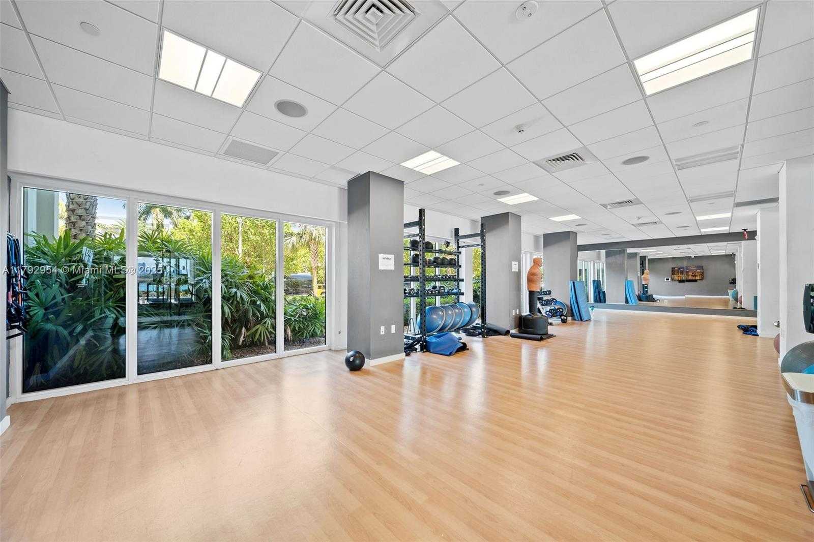 Small Image of 910 West Ave, Miami Beach, FL 33139, USA Number 40