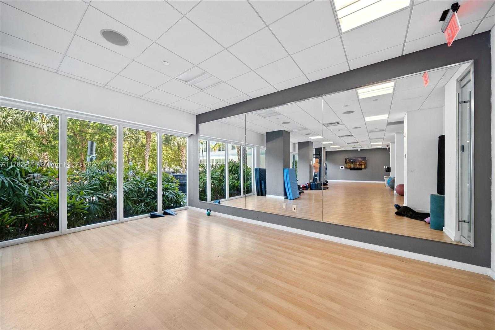 Small Image of 910 West Ave, Miami Beach, FL 33139, USA Number 41