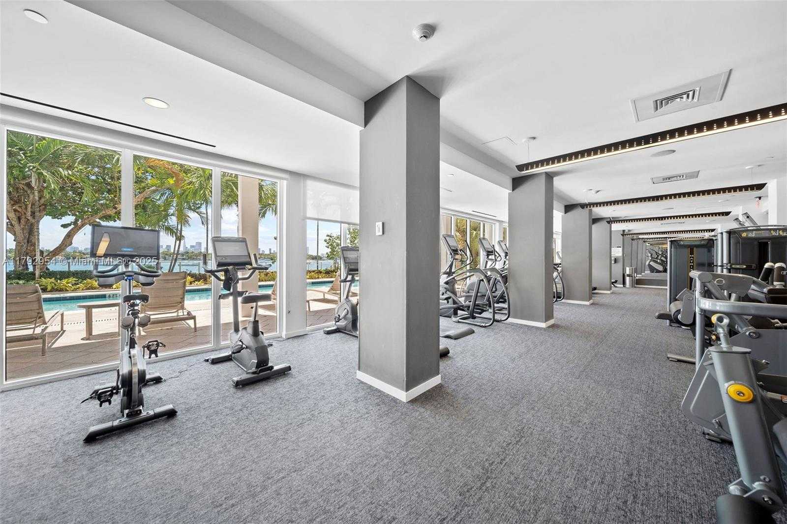 Small Image of 910 West Ave, Miami Beach, FL 33139, USA Number 43