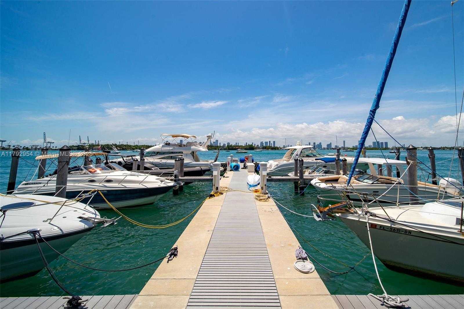 Small Image of 910 West Ave, Miami Beach, FL 33139, USA Number 47