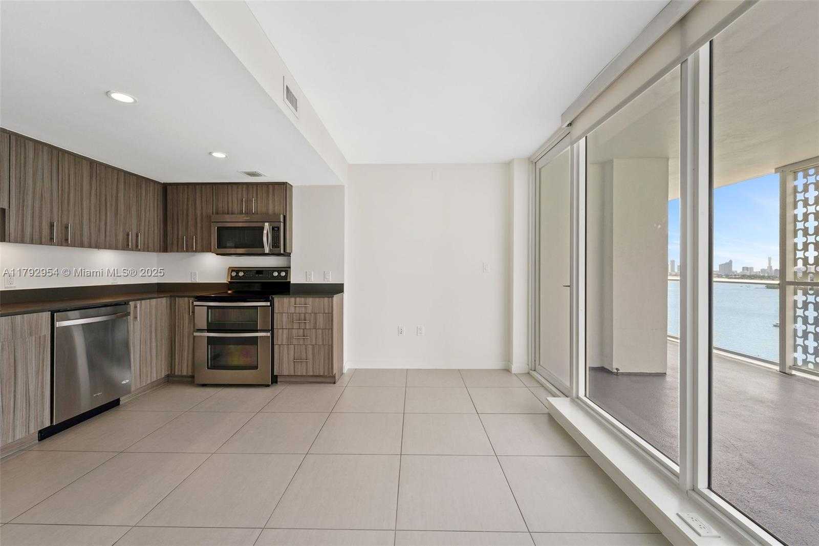 Small Image of 910 West Ave, Miami Beach, FL 33139, USA Number 7