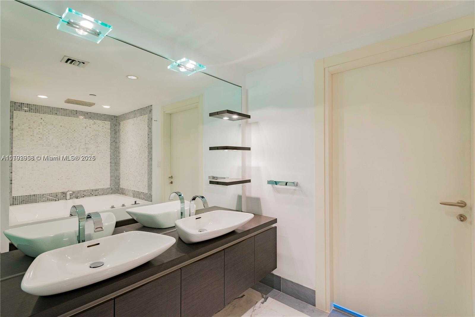 Small Image of 200 BISCAYNE BOULEVARD WAY #4109, Miami Number 23