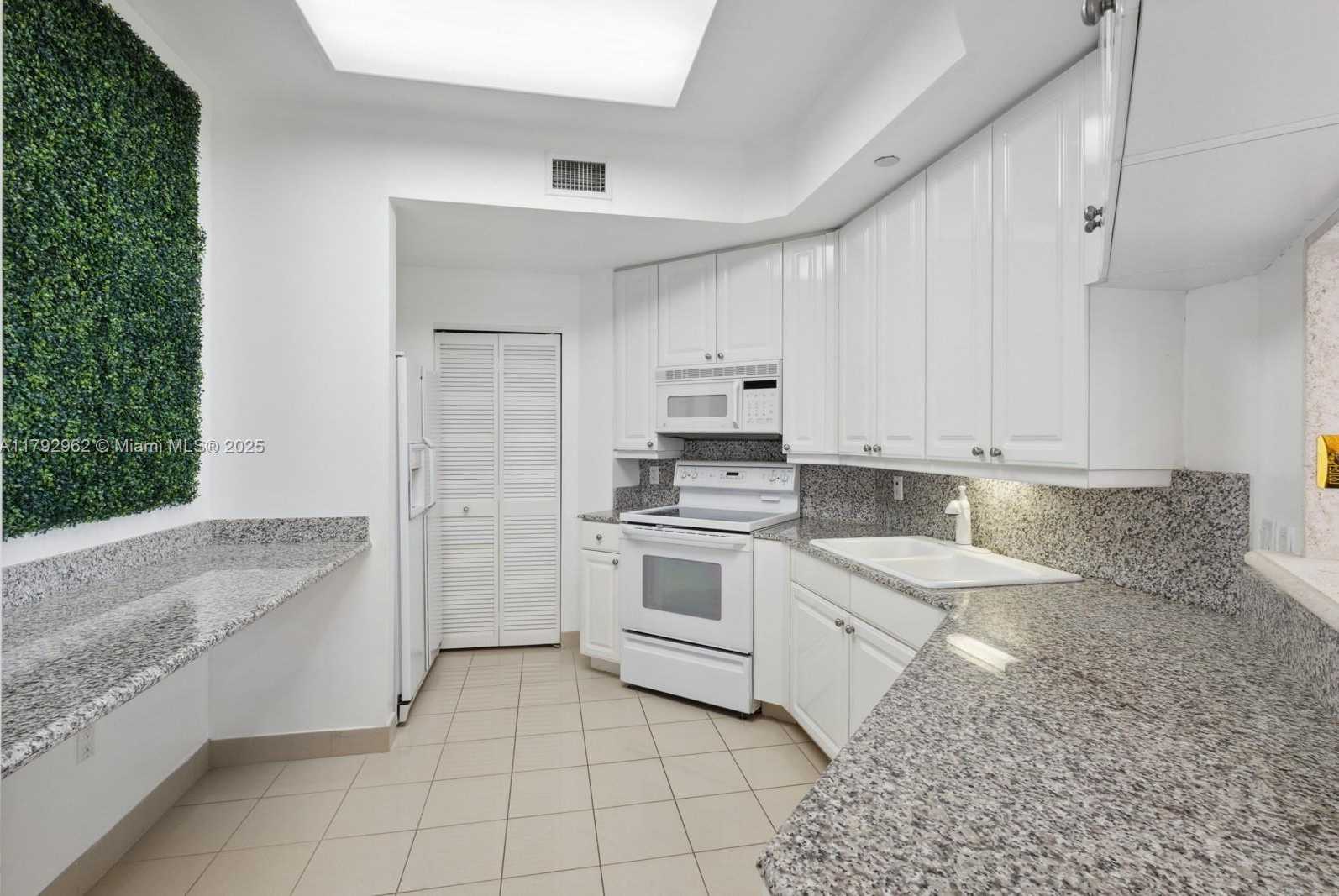 Small Image of 888 BRICKELL KEY DR #1600, Miami Number 4