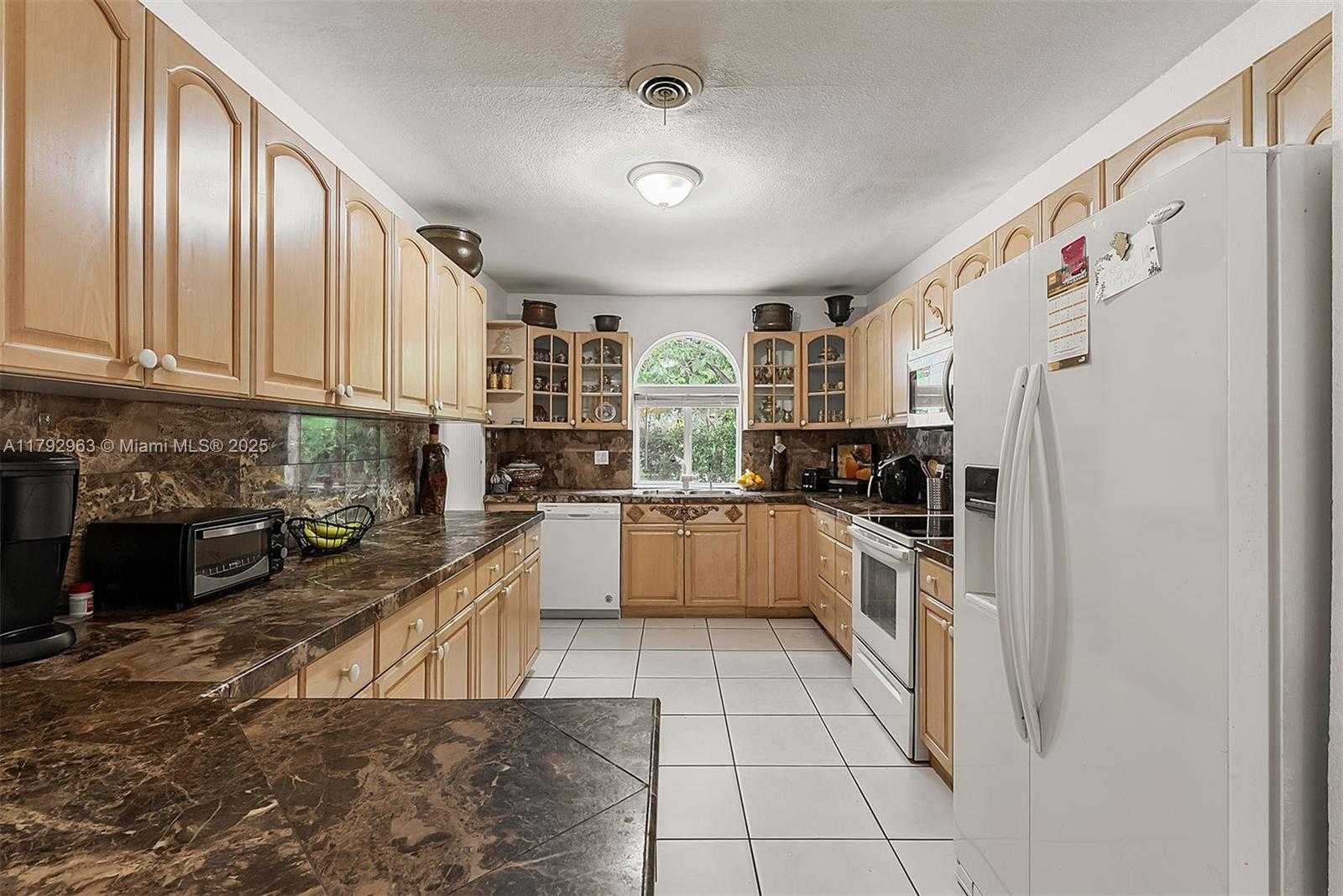 Small Image of 13590 SOUTH WEST 73RD CT, Pinecrest Number 7