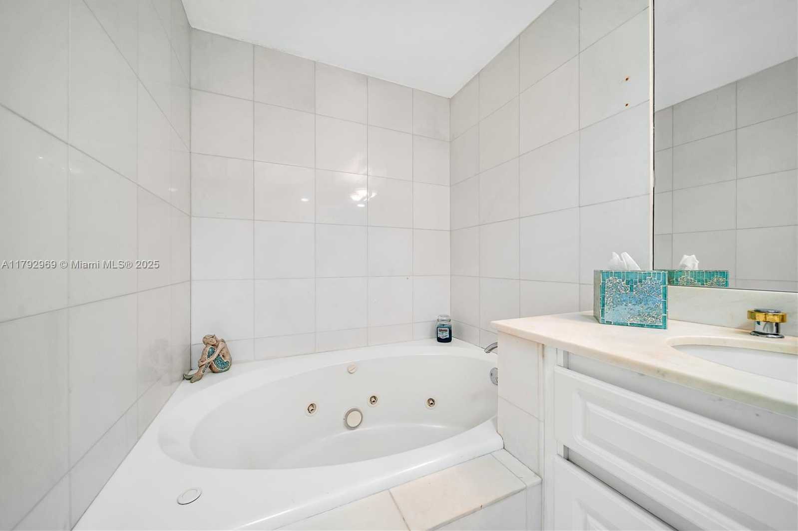 Small Image of 6301 COLLINS AVE #1708, Miami Beach Number 12