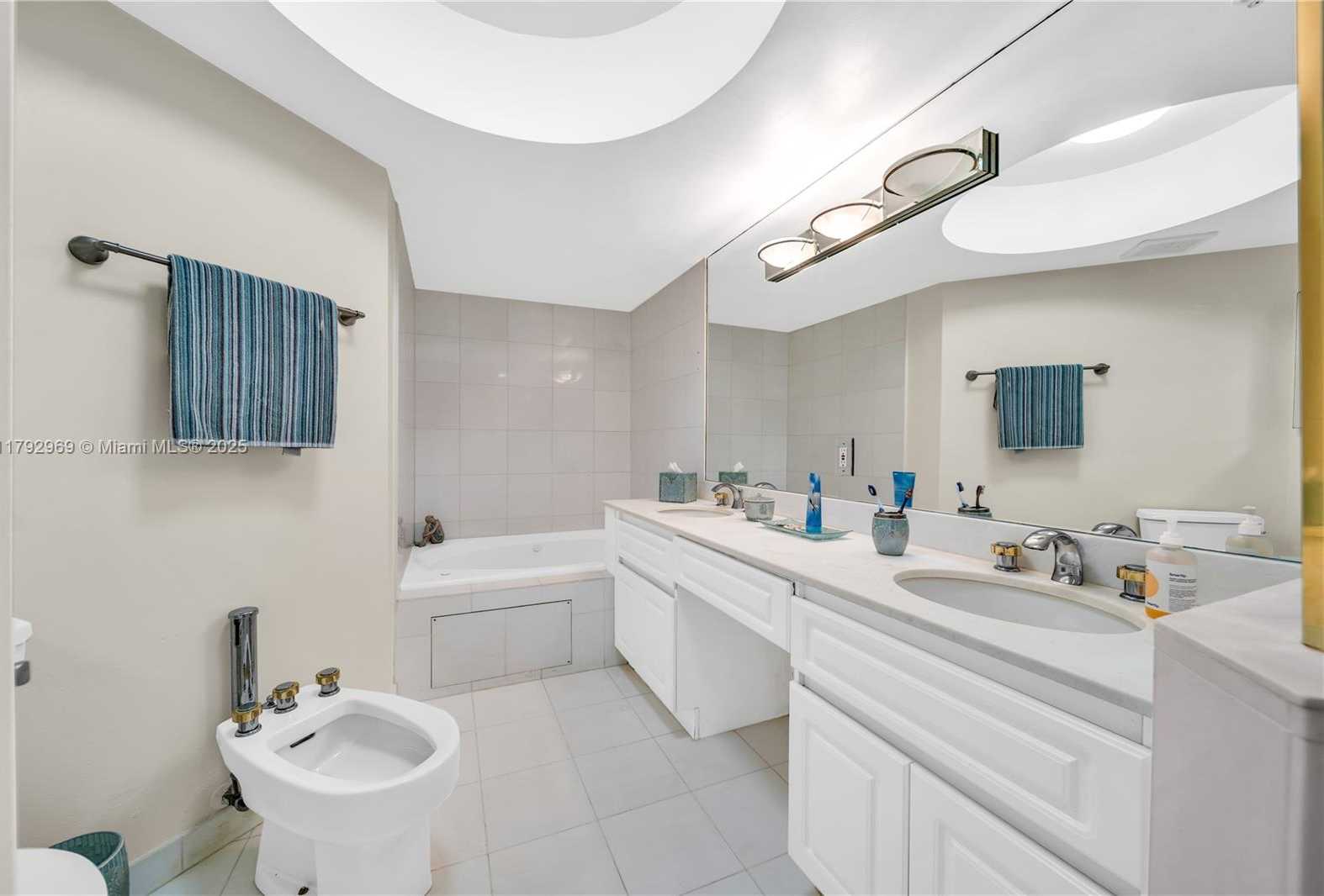 Small Image of 6301 COLLINS AVE #1708, Miami Beach Number 3
