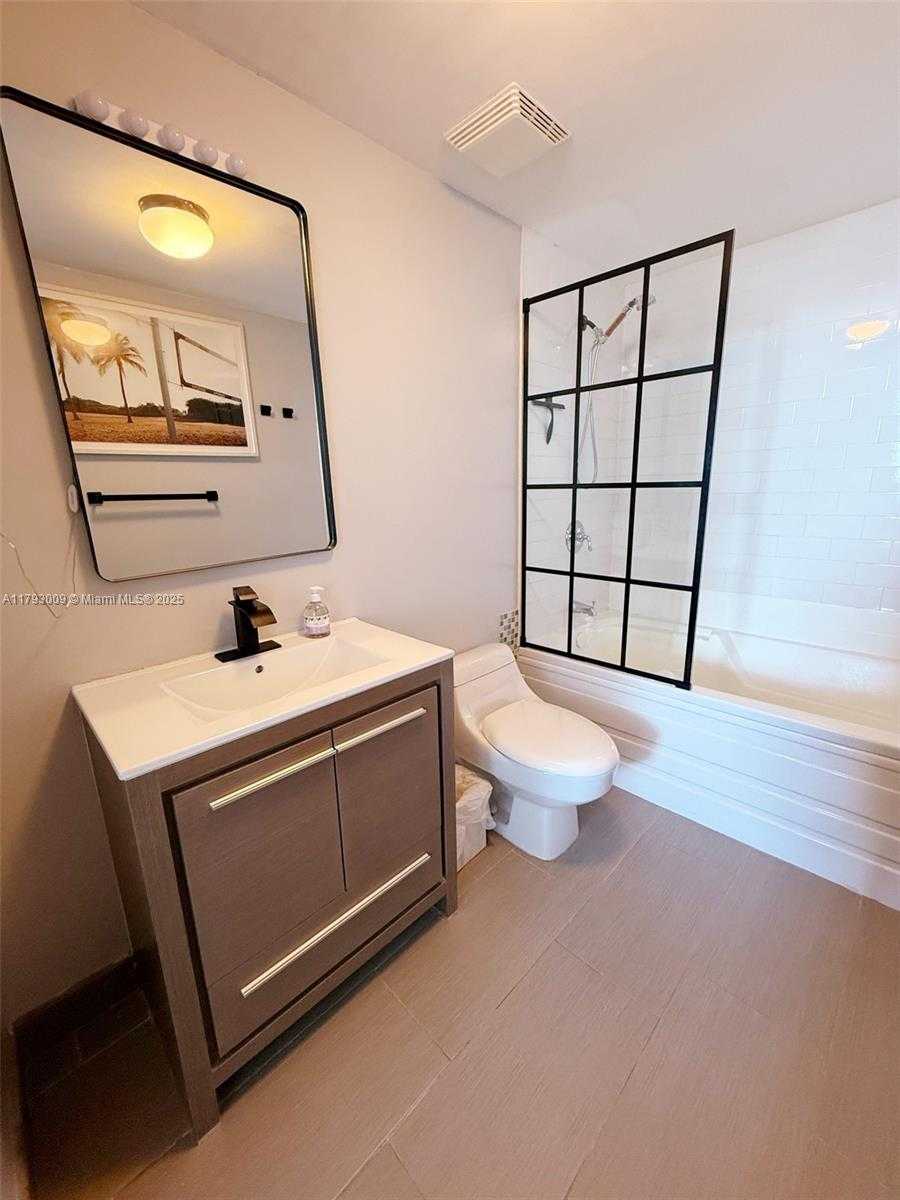 Small Image of 690 SOUTH WEST 1ST CT #2027, Miami Number 5