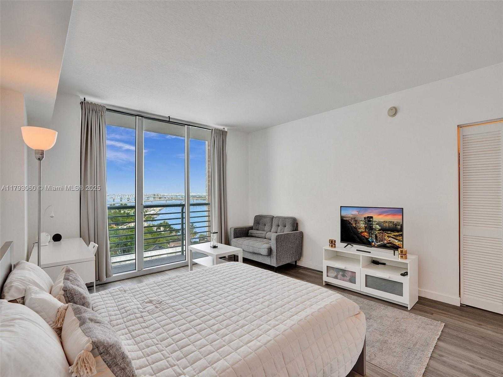 Small Image of 325 SOUTH BISCAYNE BLVD #1520, Miami Number 2
