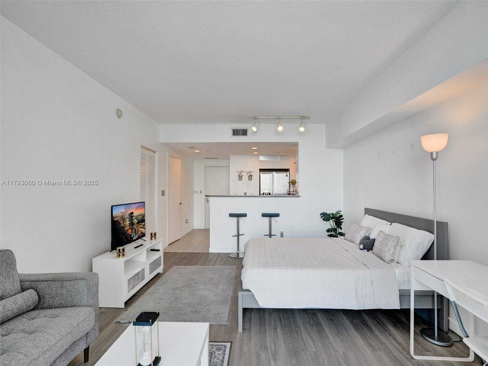 Small Image of 325 SOUTH BISCAYNE BLVD #1520, Miami Number 3