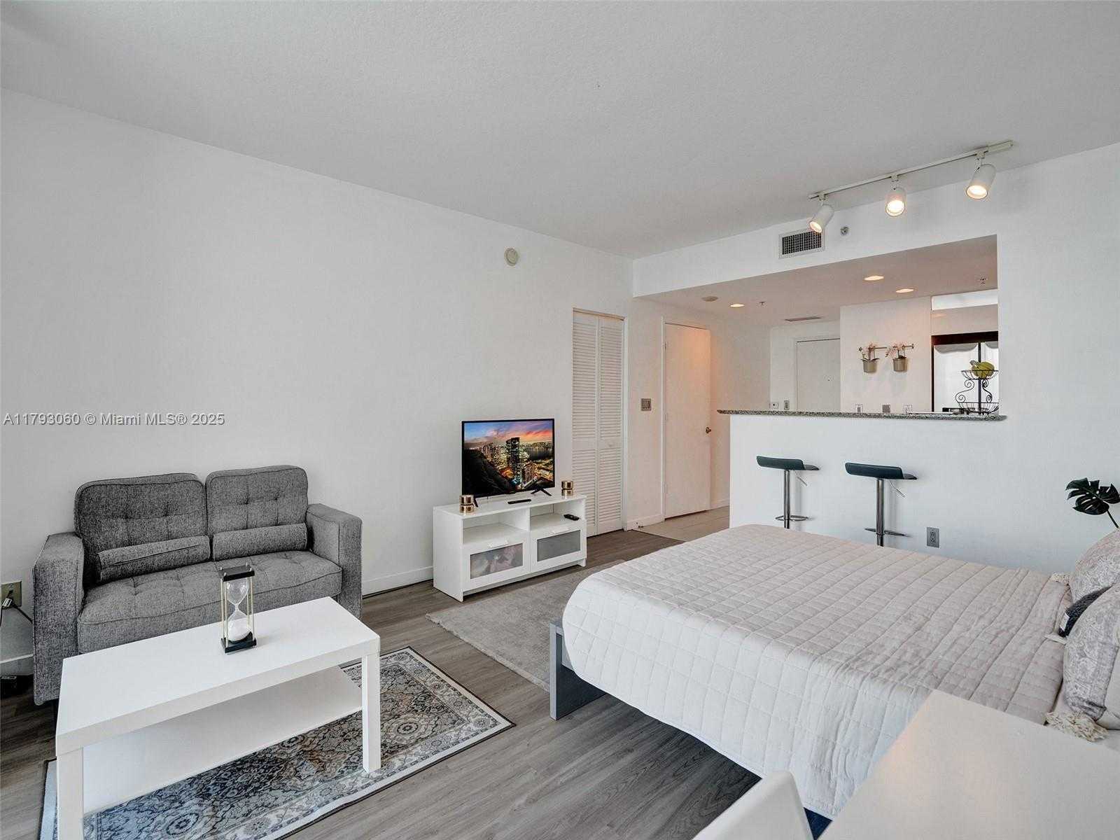 Small Image of 325 SOUTH BISCAYNE BLVD #1520, Miami Number 4