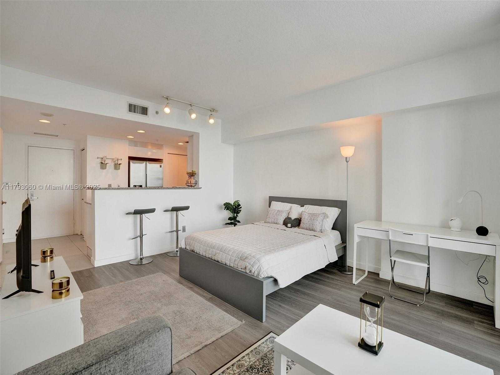 Small Image of 325 SOUTH BISCAYNE BLVD #1520, Miami Number 5