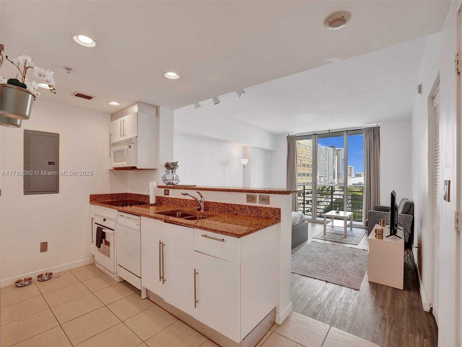 Small Image of 325 SOUTH BISCAYNE BLVD #1520, Miami Number 6