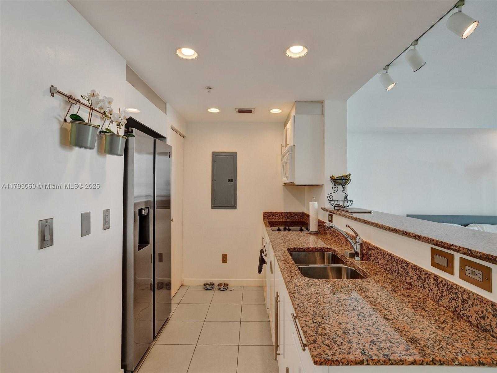 Small Image of 325 SOUTH BISCAYNE BLVD #1520, Miami Number 7