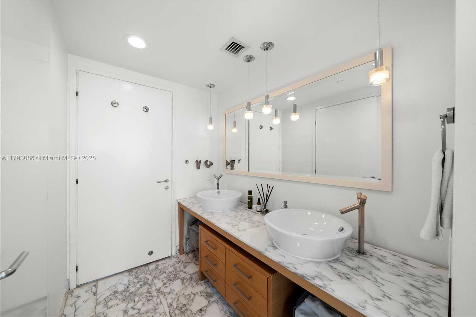 Small Image of 450 ALTON RD #2708, Miami Beach Number 19