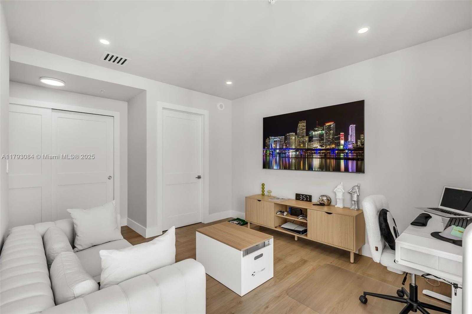 Small Image of 92 SOUTH WEST 3RD ST #5204, Miami Number 24