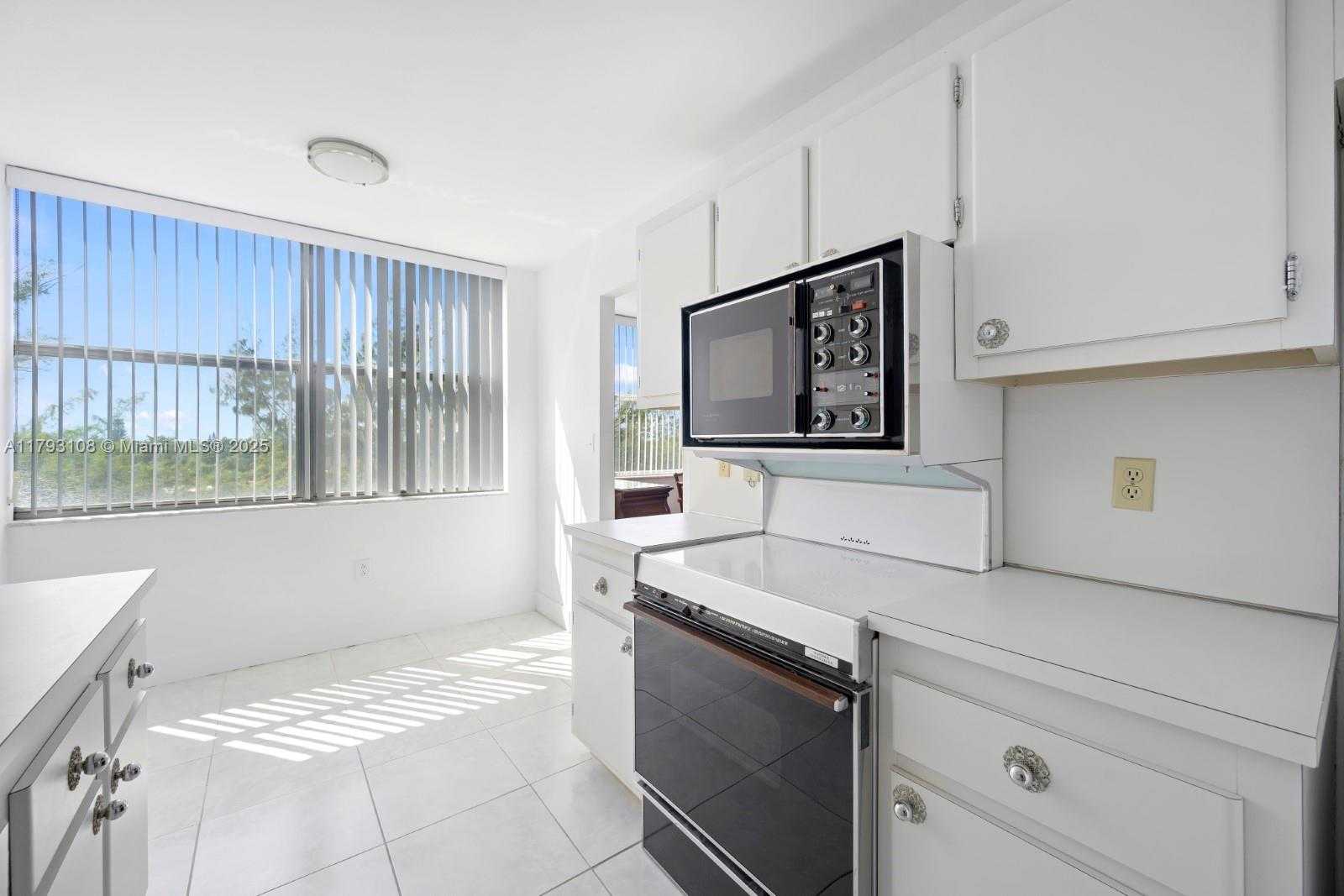 Small Image of 1300 NORTH EAST MIAMI GARDENS DR #621E, Miami Number 14