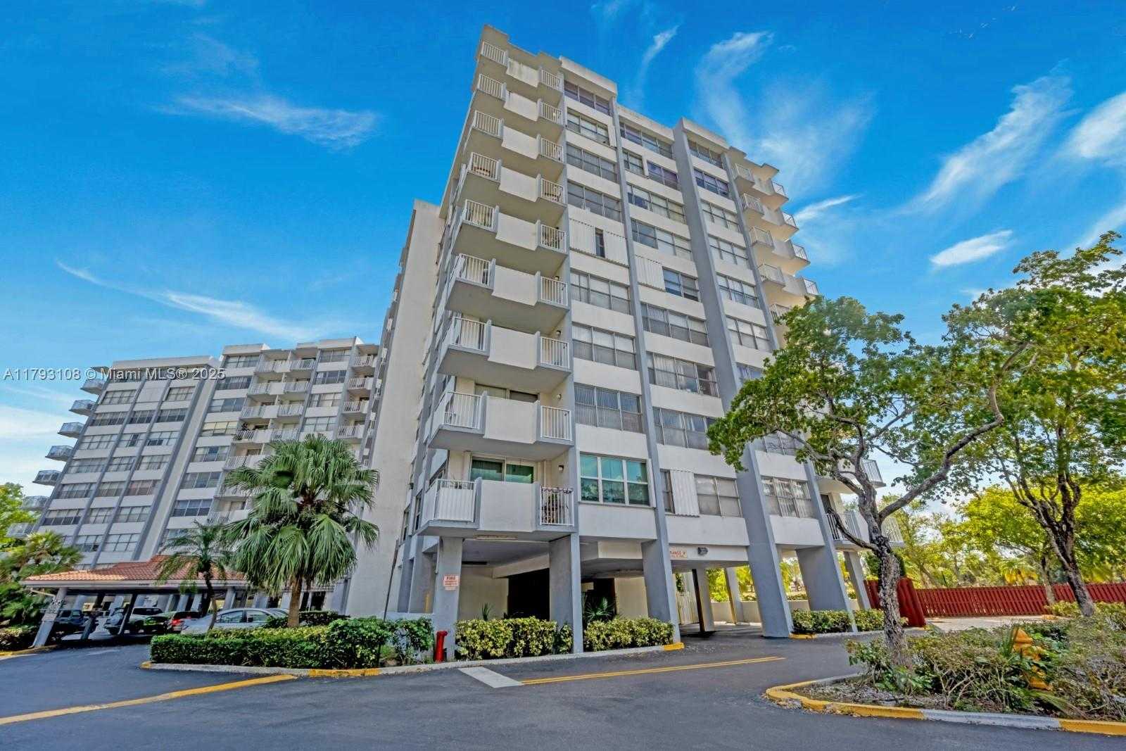 Small Image of 1300 NORTH EAST MIAMI GARDENS DR #621E, Miami Number 3