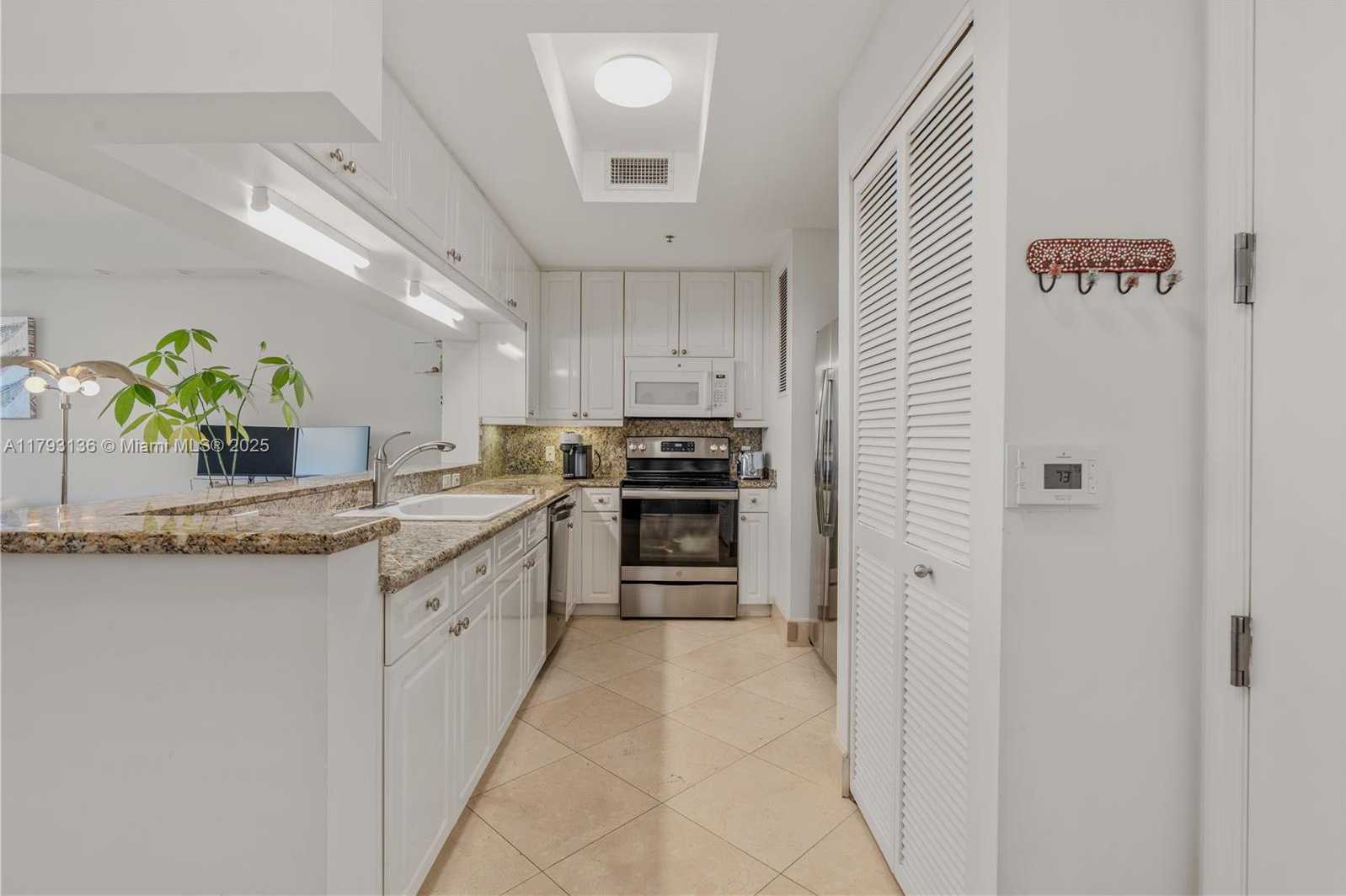 Small Image of 808 BRICKELL KEY DR #707, Miami Number 8