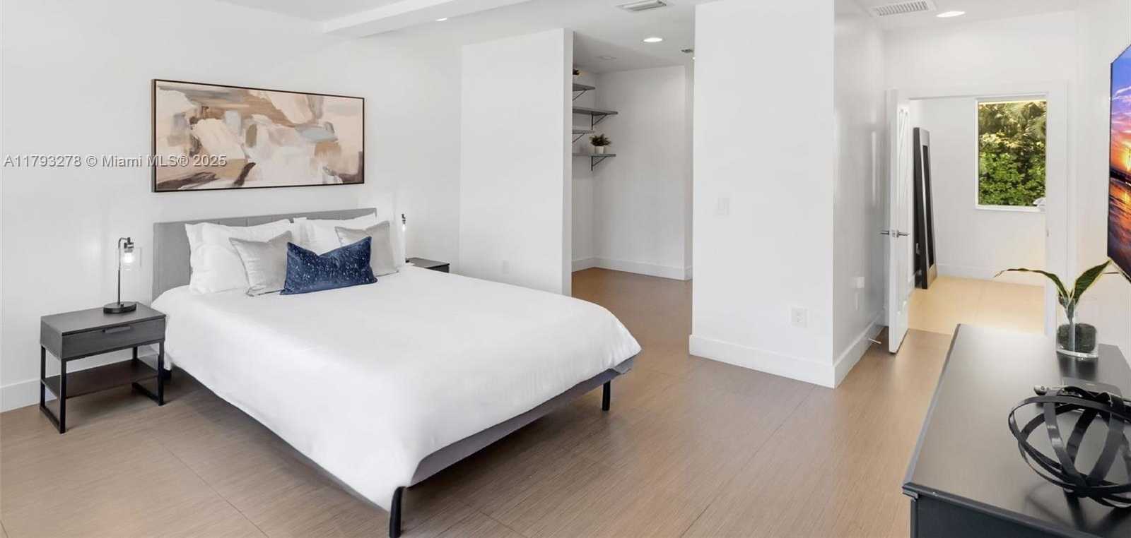 Small Image of 7800 CENTER BAY DRIVE, North Bay Village Number 12