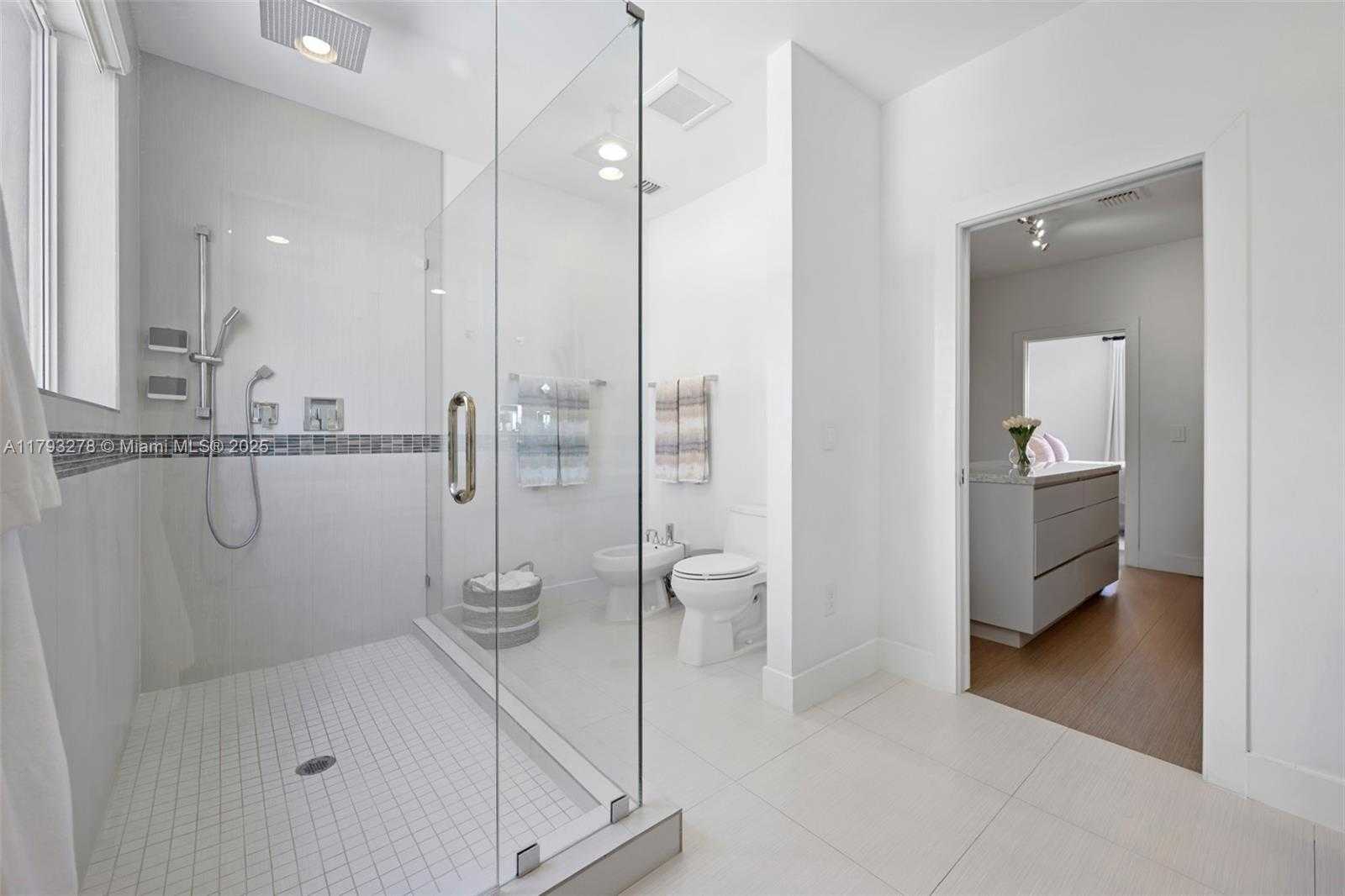 Small Image of 7800 CENTER BAY DRIVE, North Bay Village Number 29