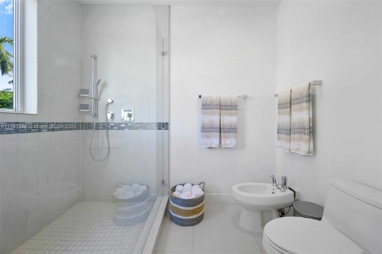 Small Image of 7800 CENTER BAY DRIVE, North Bay Village Number 30