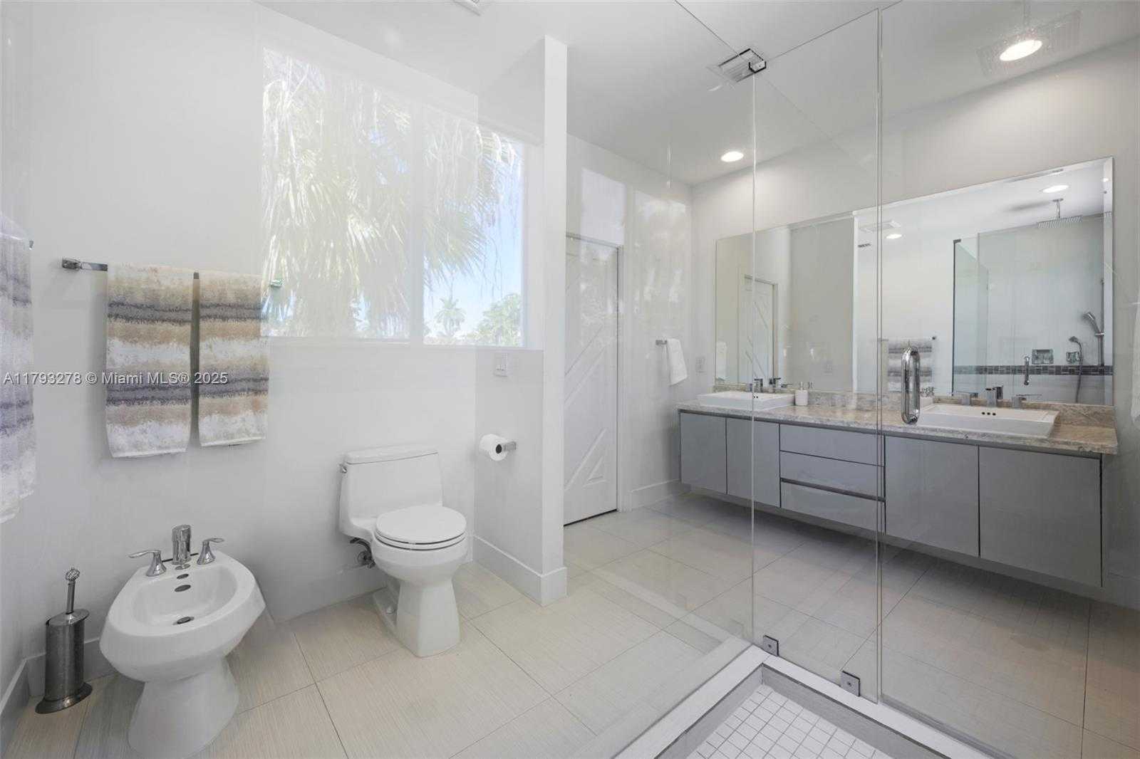 Small Image of 7800 CENTER BAY DRIVE, North Bay Village Number 31