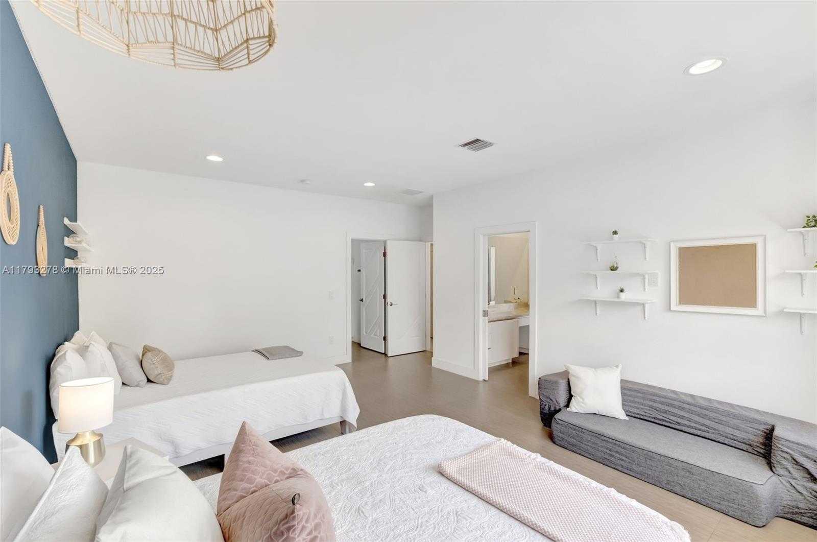 Small Image of 7800 CENTER BAY DRIVE, North Bay Village Number 41