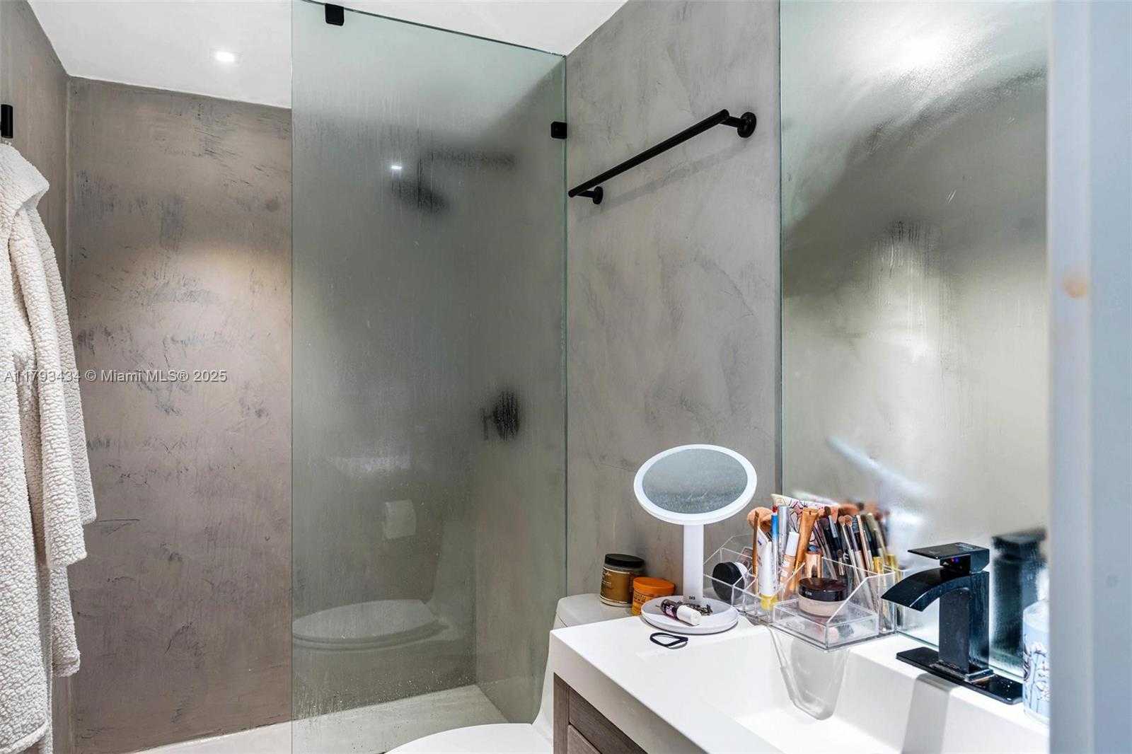 Small Image of 166 HARBOR DR #2B, Key Biscayne Number 17
