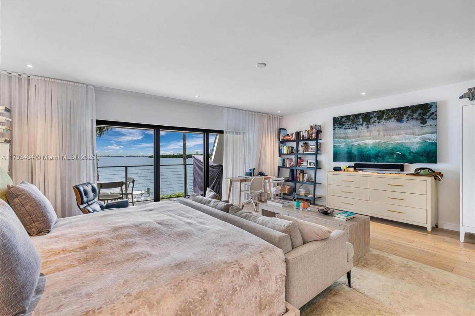 Small Image of 166 HARBOR DR #2B, Key Biscayne Number 4