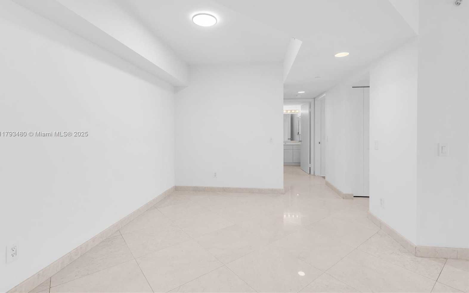 Small Image of 21205 YACHT CLUB DR #1904, Aventura Number 6