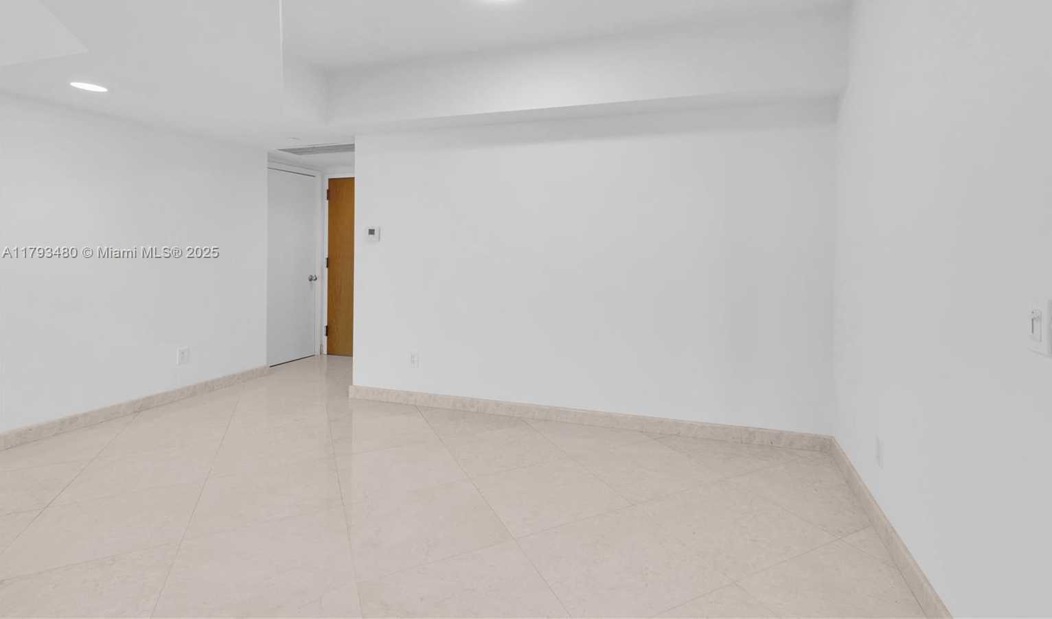 Small Image of 21205 YACHT CLUB DR #1904, Aventura Number 7
