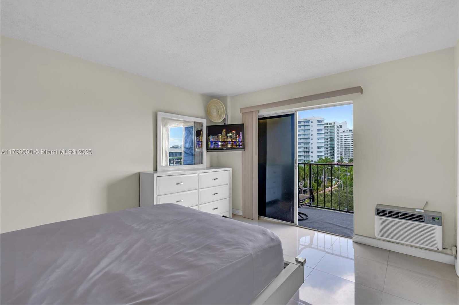 Small Image of 899 WEST AVE #7H, Miami Beach Number 8
