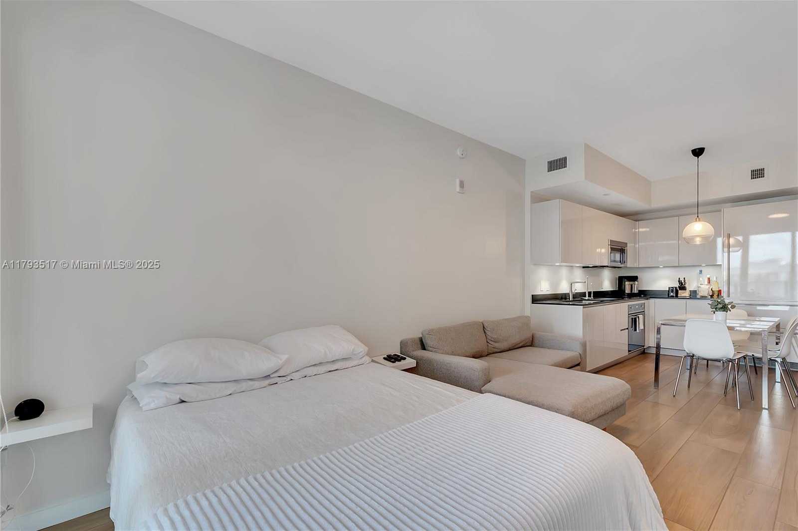 Small Image of 1010 BRICKELL AVE #3510, Miami Number 4