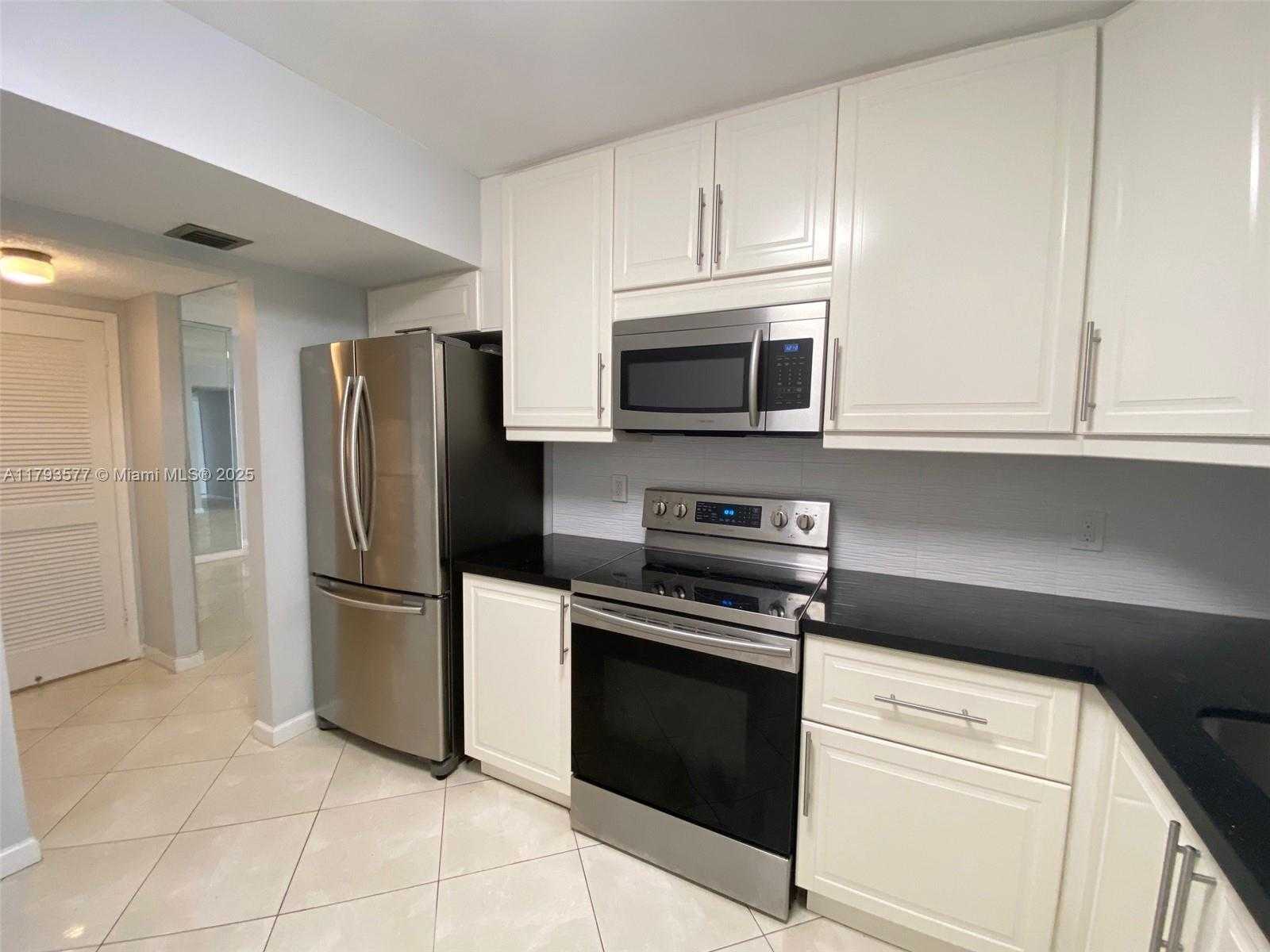 Small Image of 2500 PARKVIEW DR #519, Hallandale Beach Number 3