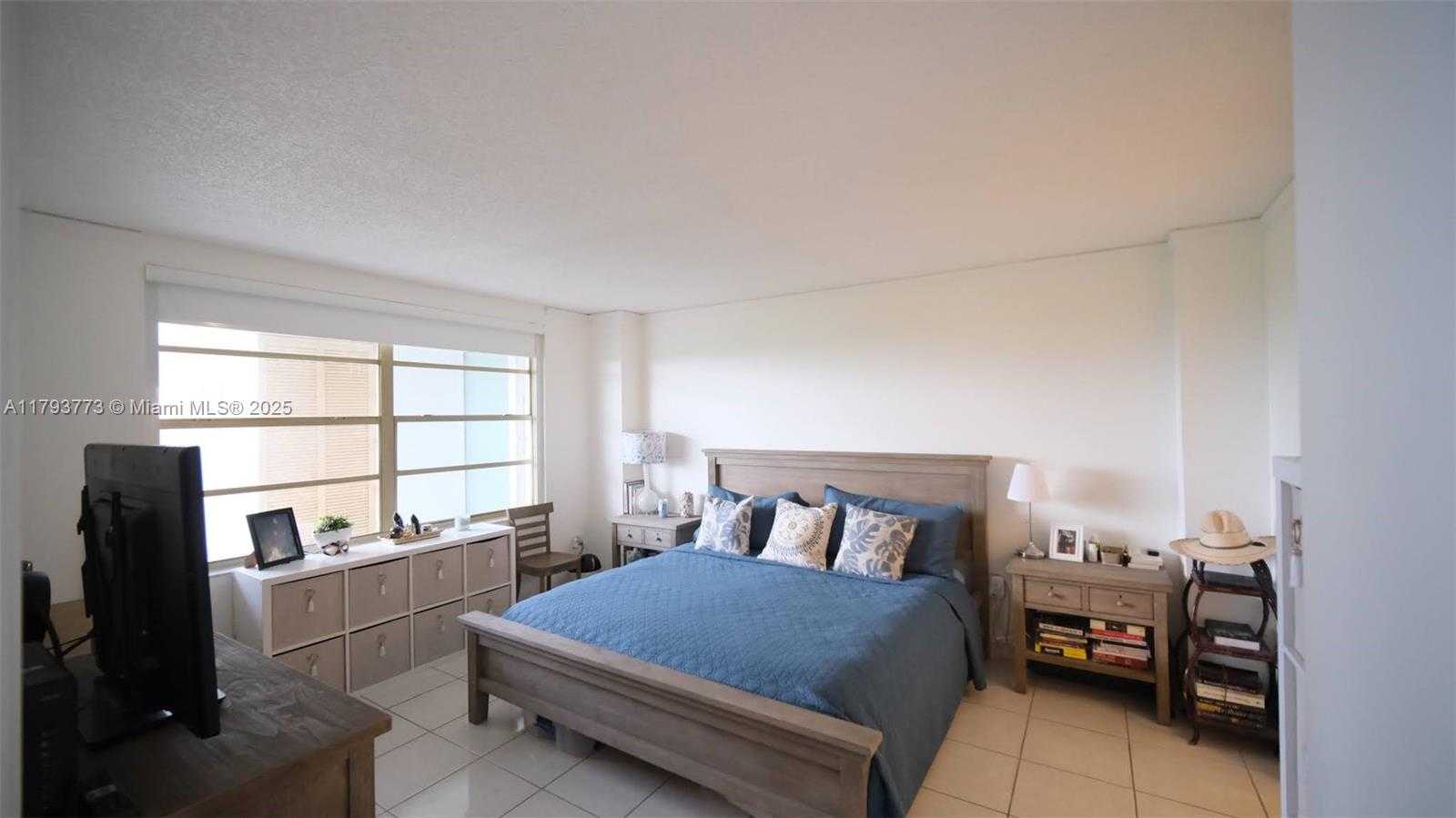 Small Image of 155 OCEAN LANE DR #1006, Key Biscayne Number 2