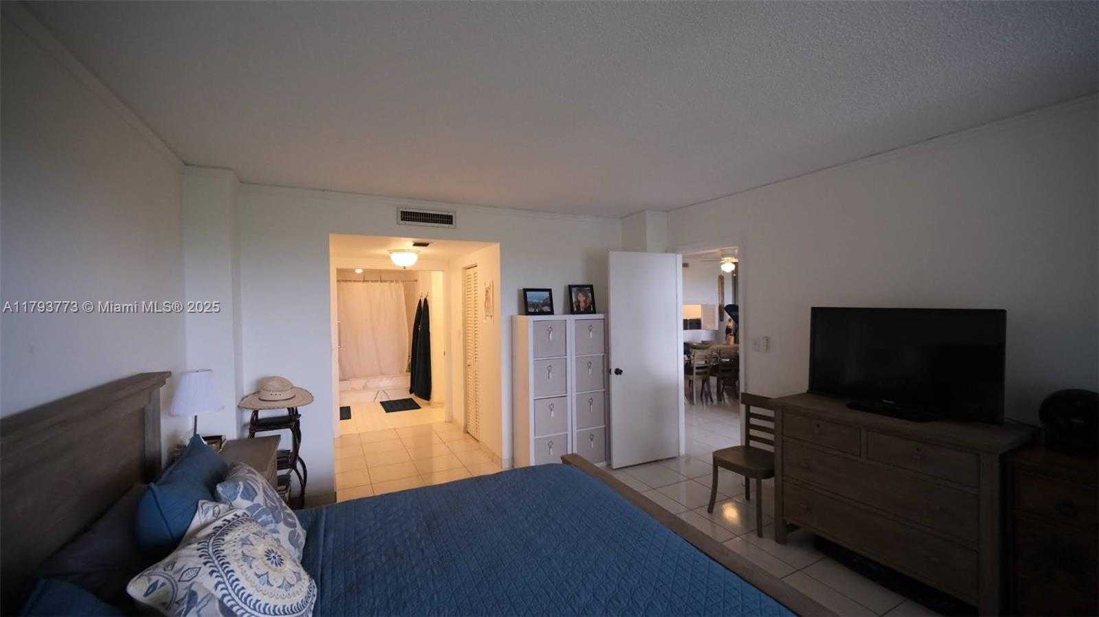 Small Image of 155 OCEAN LANE DR #1006, Key Biscayne Number 3