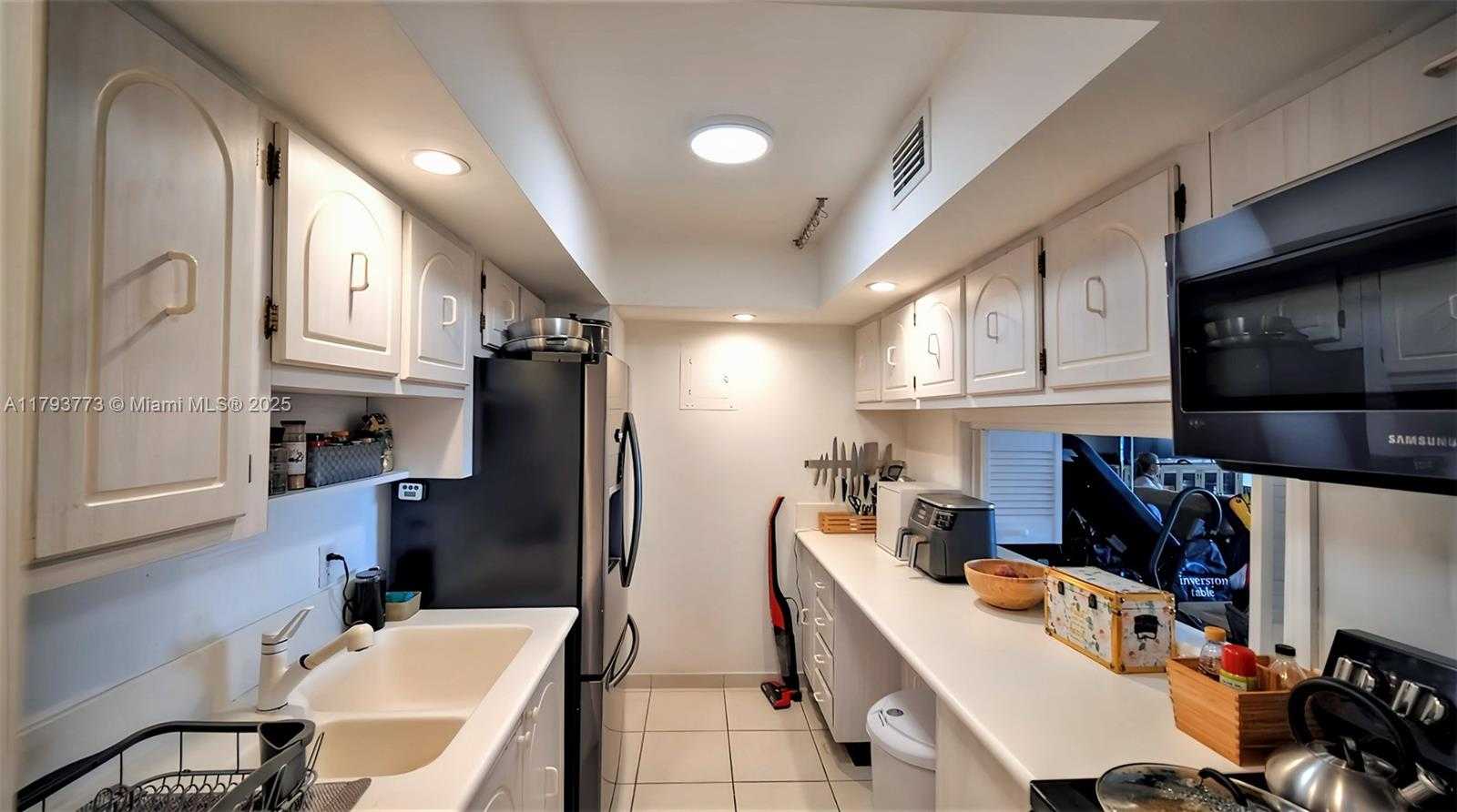 Small Image of 155 OCEAN LANE DR #1006, Key Biscayne Number 6