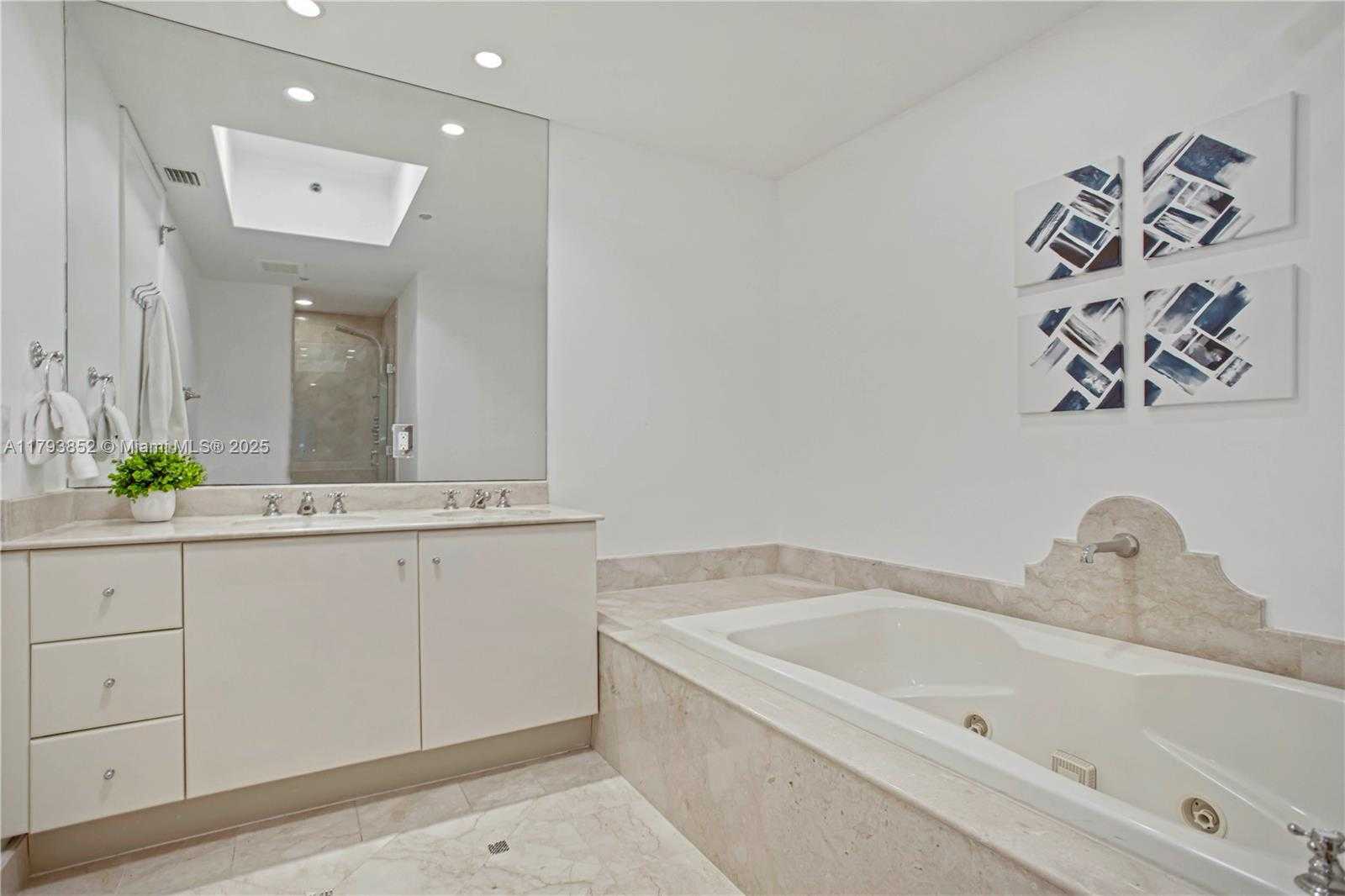 Small Image of 100 SOUTH POINTE DR #1803, Miami Beach Number 11