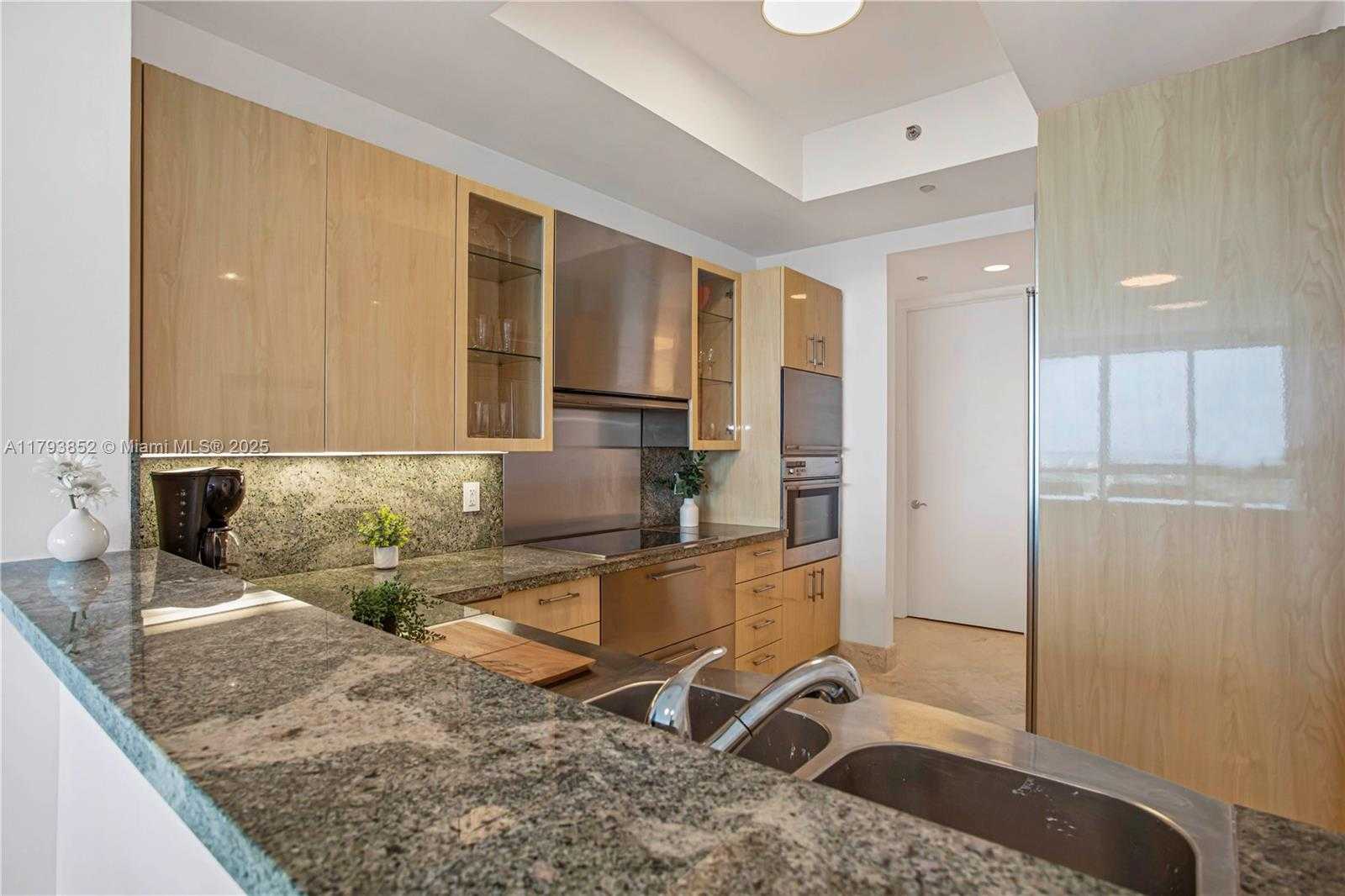Small Image of 100 SOUTH POINTE DR #1803, Miami Beach Number 5