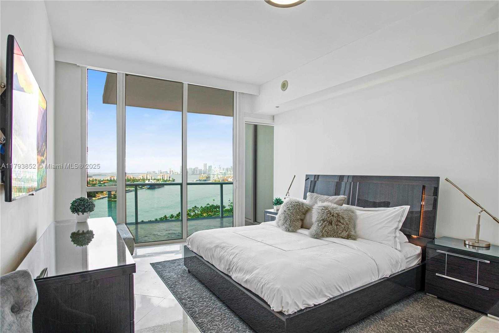 Small Image of 100 SOUTH POINTE DR #1803, Miami Beach Number 6