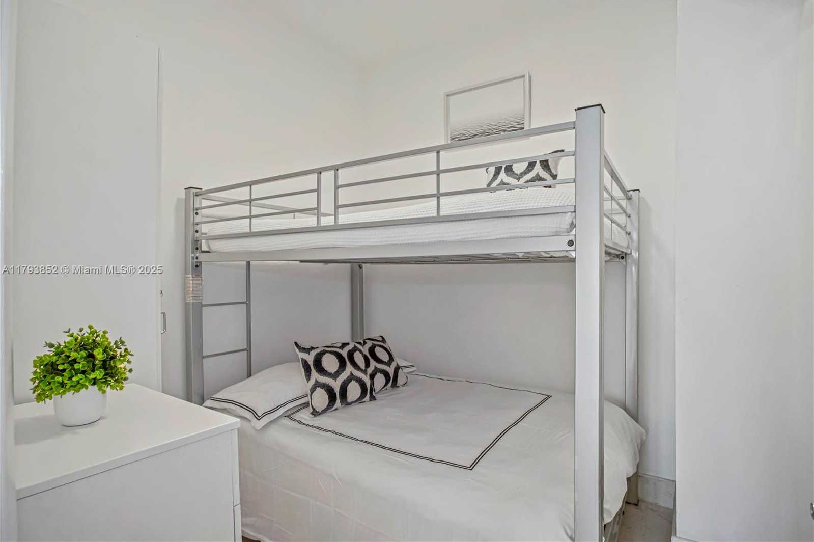 Small Image of 100 SOUTH POINTE DR #1803, Miami Beach Number 9