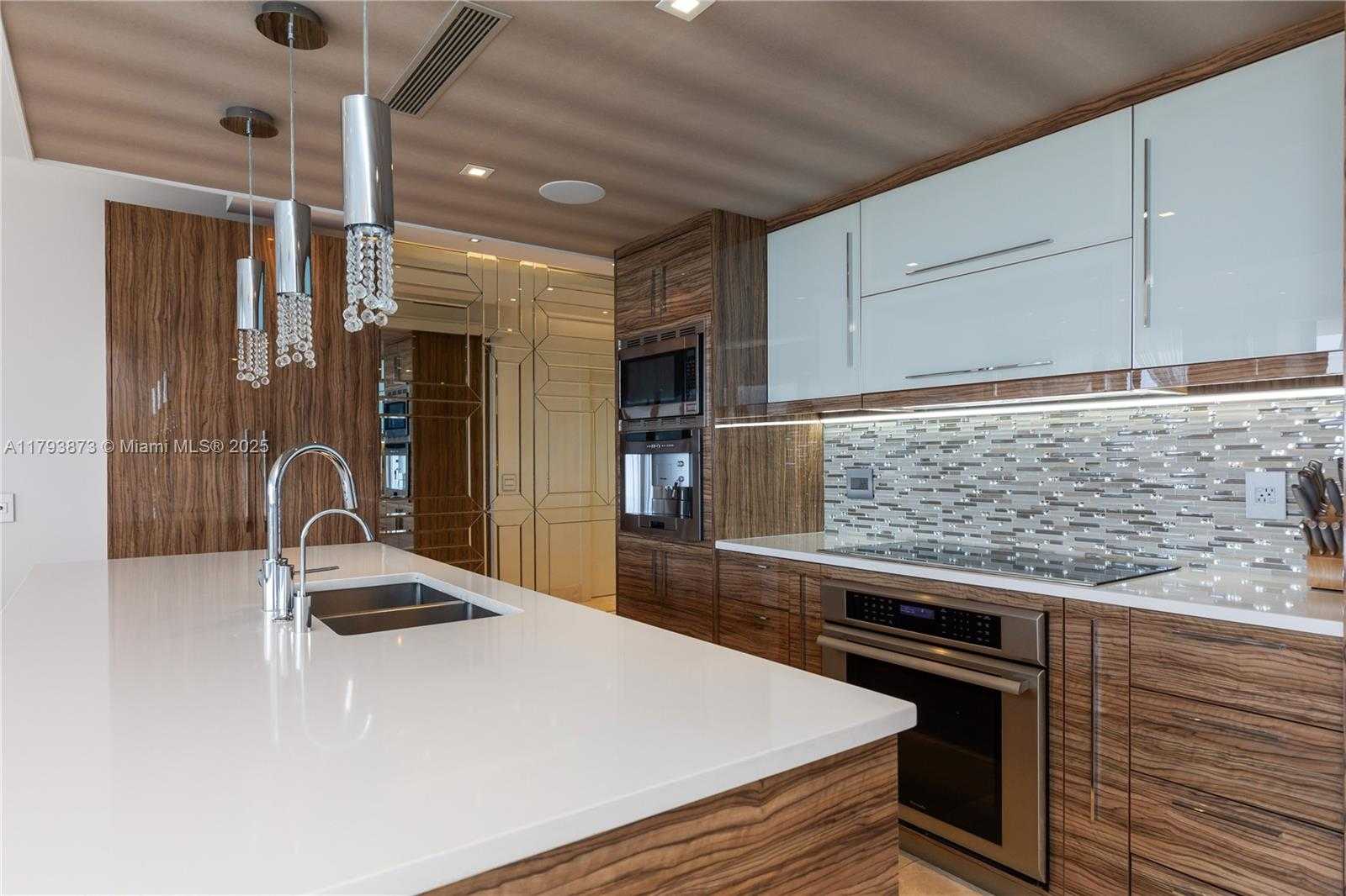 Small Image of 5875 COLLINS AVE #1908, Miami Beach Number 14